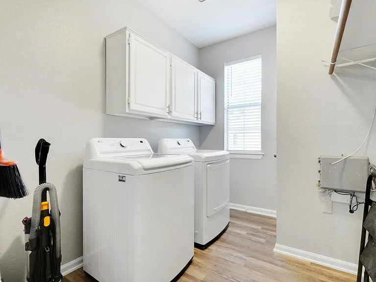 2062 Arena Dr — Photo 37
