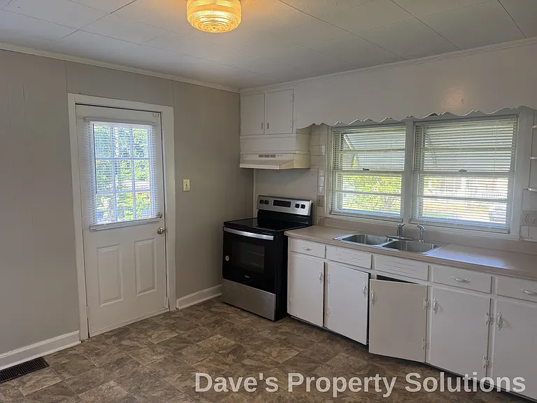 440 Buick St — Photo 4