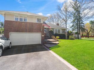 61 Parkway Dr, Syosset, NY 11791