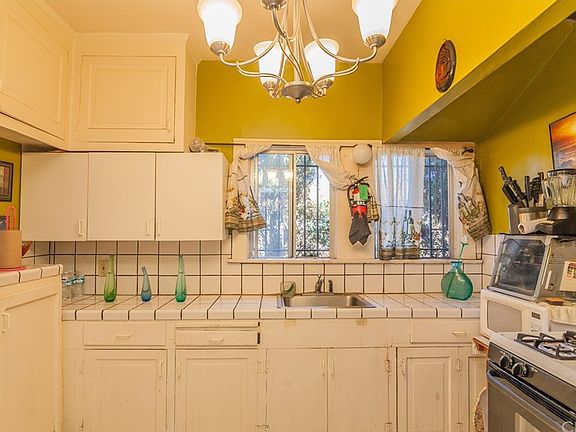 4th image of 548 N Heliotrope Dr
