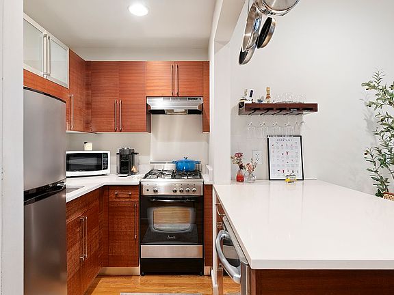 4th image of 184 Thompson St APT 1J
