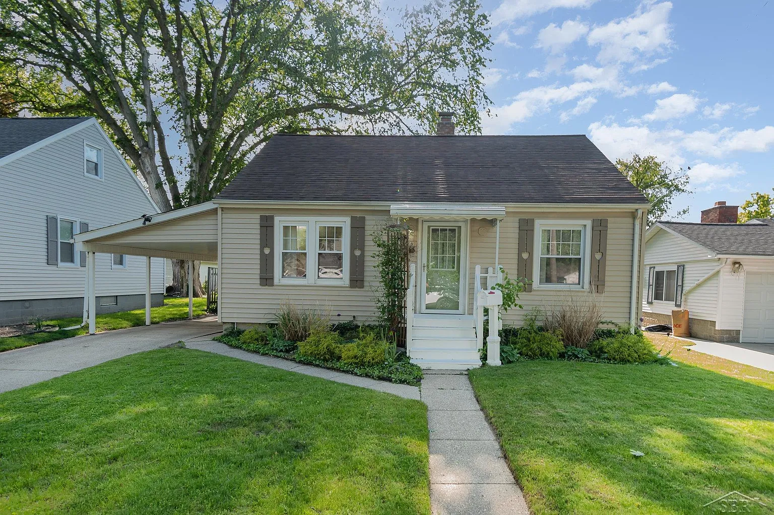 210 Hall St photo 1
