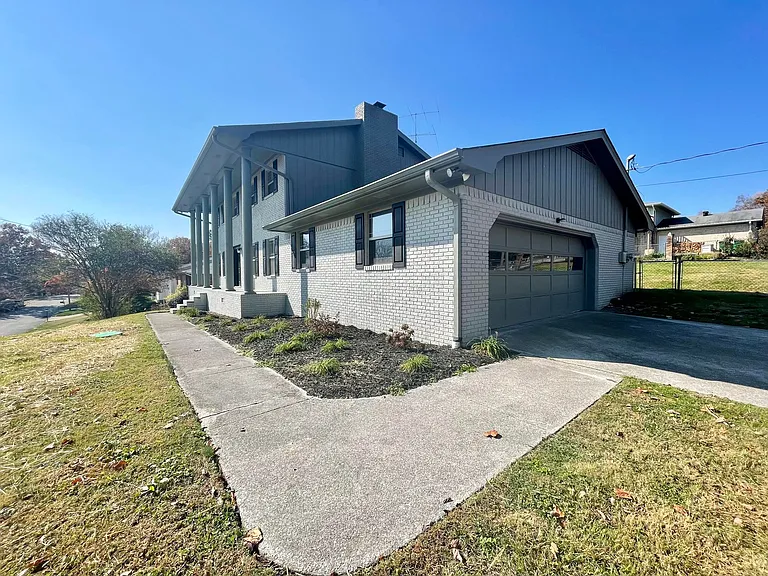 223 Raintree Ln — Photo 32