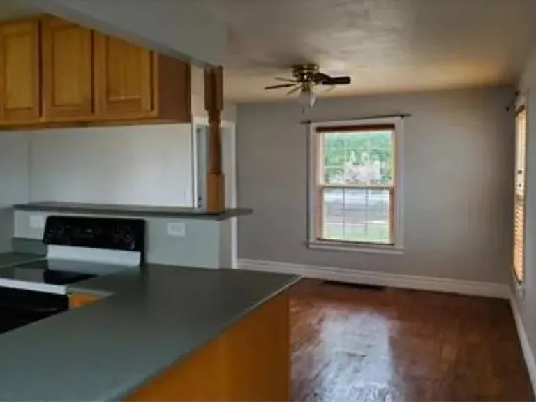 121 W High St — Photo 2