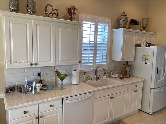 3rd image of 7190 Lorenzo Ln