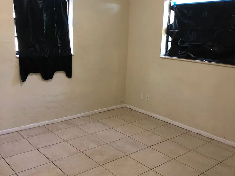 1859 Lauderdale Manor Dr — Photo 17