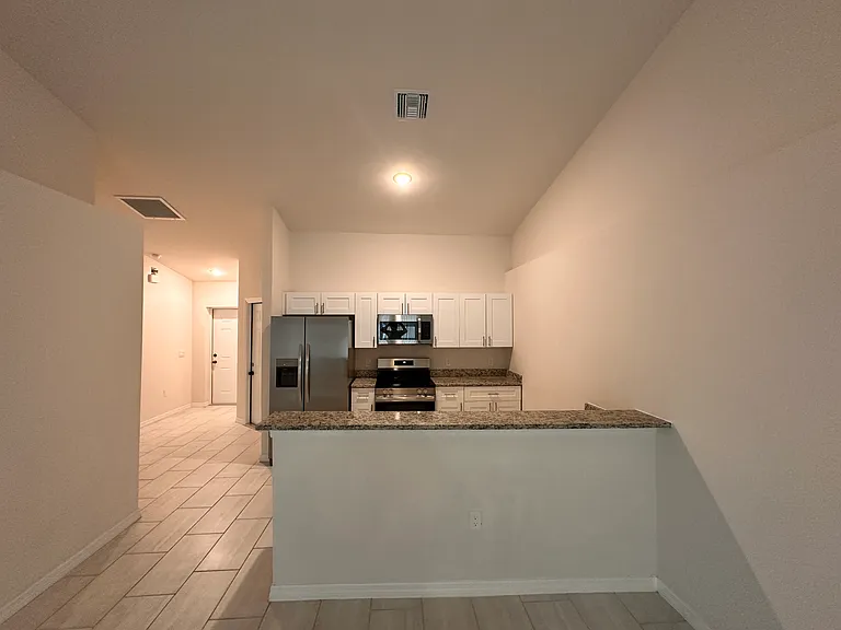1010 NE 15th Ln — Photo 2