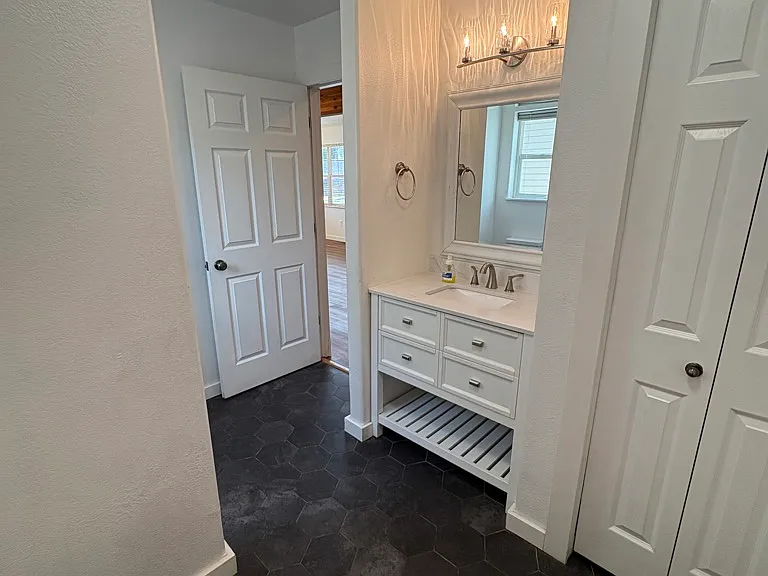 2029 W Kent Ave — Photo 11