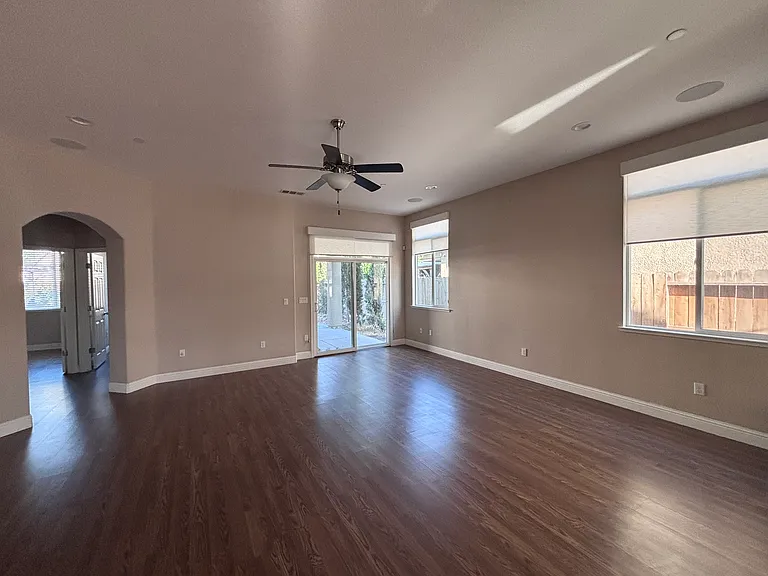 2096 Oleander Ave — Photo 5