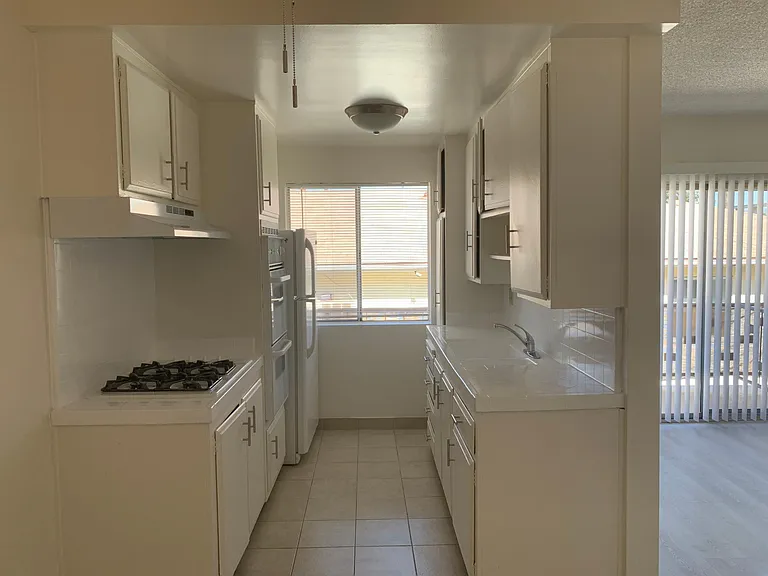 1123 S Sherbourne Dr #202 — Photo 2