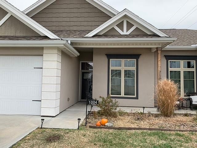 Spacious 1200 SF 2 bedroom/ 2 bath. Enjoy lots of space indoor and outdoors with a private patio and large yard. The two car garage and wide driveway give ample storage / parking. Enjoy cooking in the kitchen with granite countertops and lots of cupboard