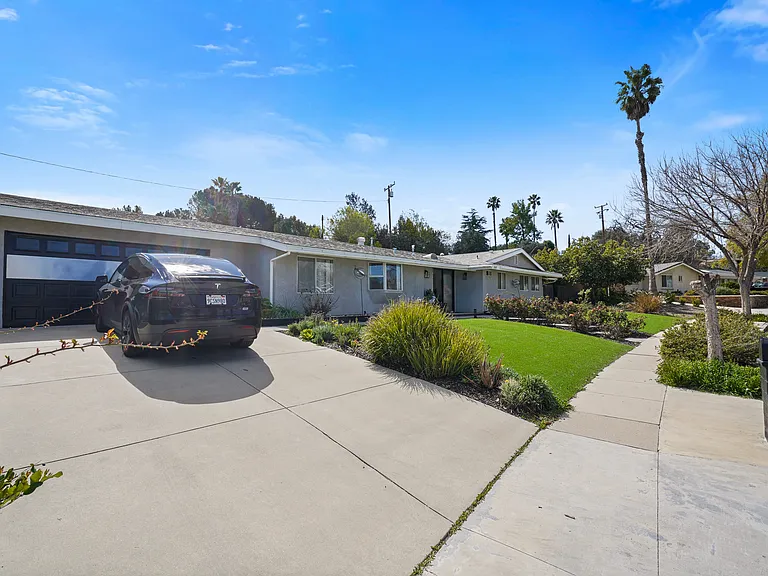 390 Bedford Pl — Photo 36