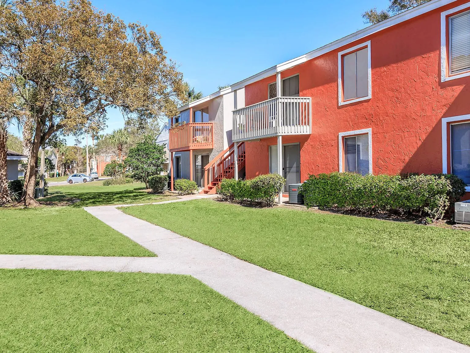 Crown Pointe Apartments — Photo 3
