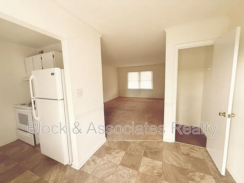 2 bed, 1.0 bath, 900 sqft, $895 — Photo 3