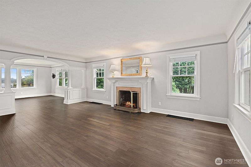 4th image of 4943 Indian Road NE