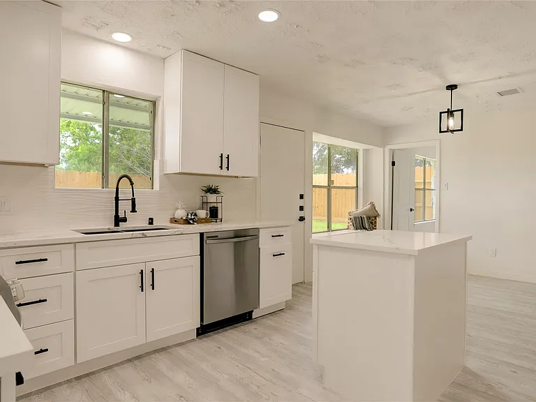 7926 Windy Creek Dr — Photo 23