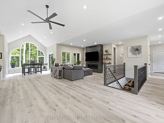 4th image of 16 Newpierce Dr