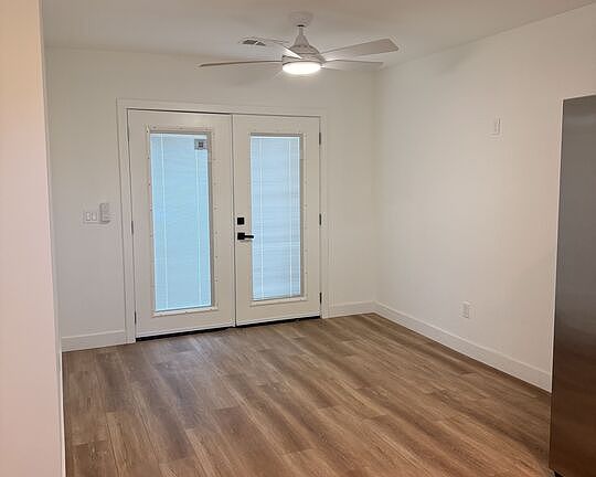 3rd image of 6626 1/2 Woodlake Ave