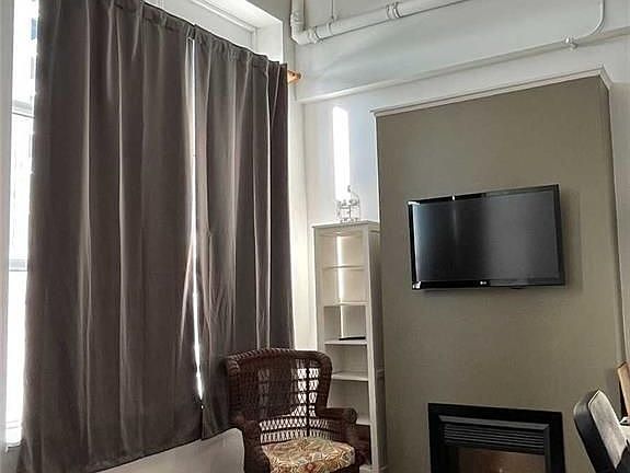 3rd image of 404 King St W #422