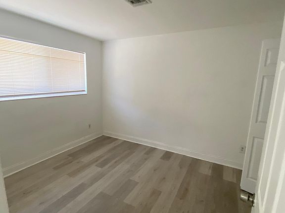 4th image of 580 NE 36th St APT 1