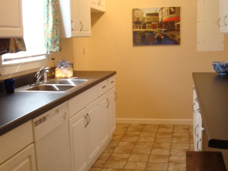 204 S Jordan St — Photo 4