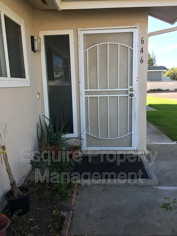 2 bed, 1.0 bath, 882 sqft, $2,300 — Photo 2