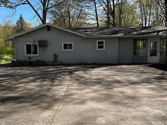 4th image of 921 N Dodge Lake Ave