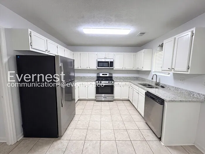 3 bed, 2.5 bath, 1658 sqft, $1,695 — Photo 4