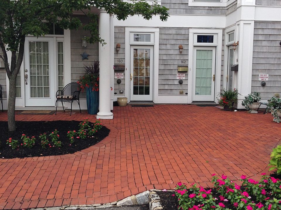 3 story townhouse with 2 parking spots