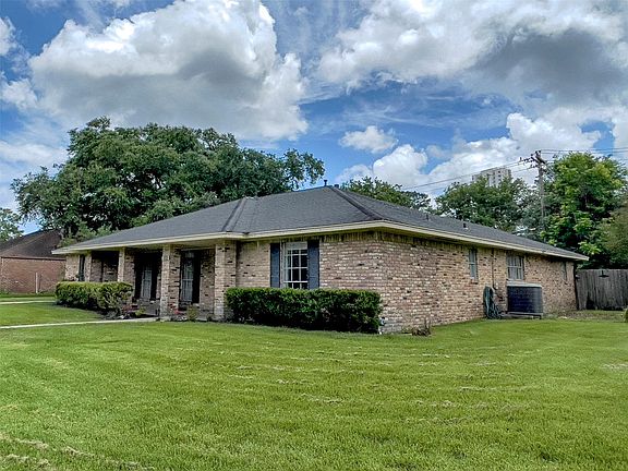2nd image of 302 Forest Lake Dr