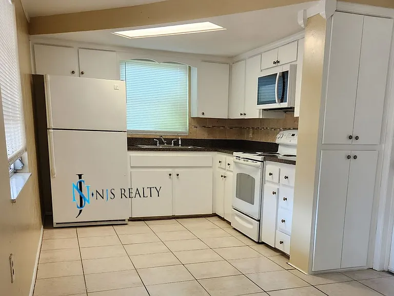 1350 Whitehall Ln — Photo 5