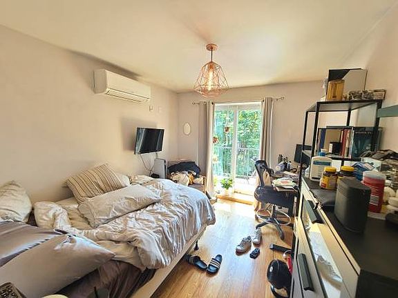 2nd image of 232 Quincy St #2