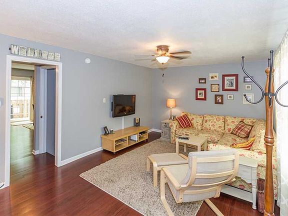 3rd image of 185 Carmelaire Dr