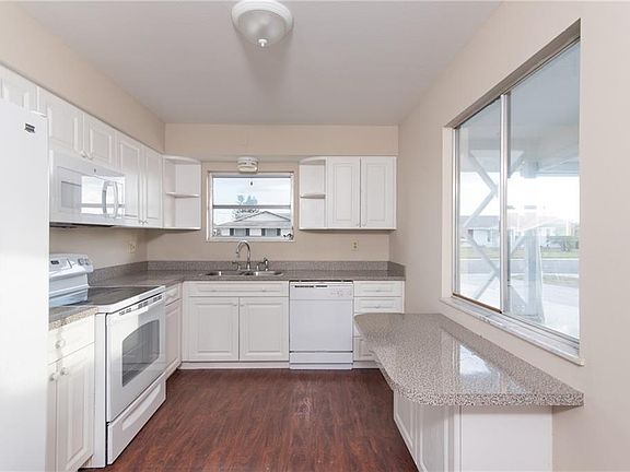 3rd image of 731 Torrey Pines Ave