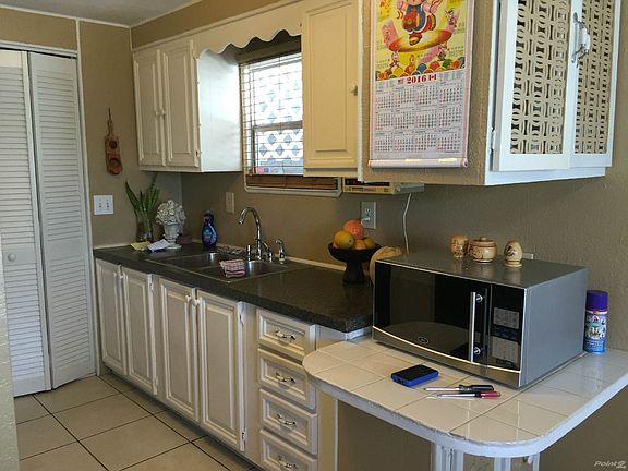 kitchen, all appliances stay!