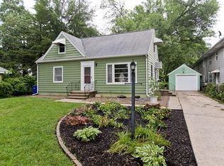 1610 Oakland Rd NE, Cedar Rapids, IA 52402