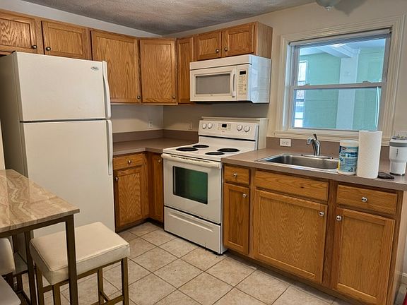 4th image of 83R Central St #A