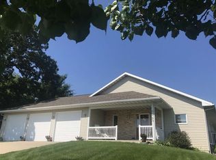 628 Lake Ridge Dr, Cedar Falls, IA 50613