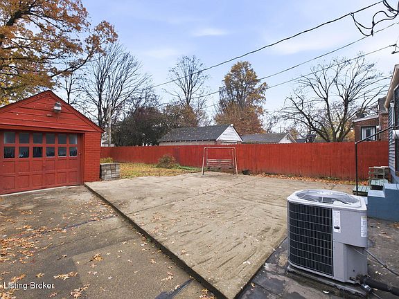 2nd image of 1521 Larchmont Ave