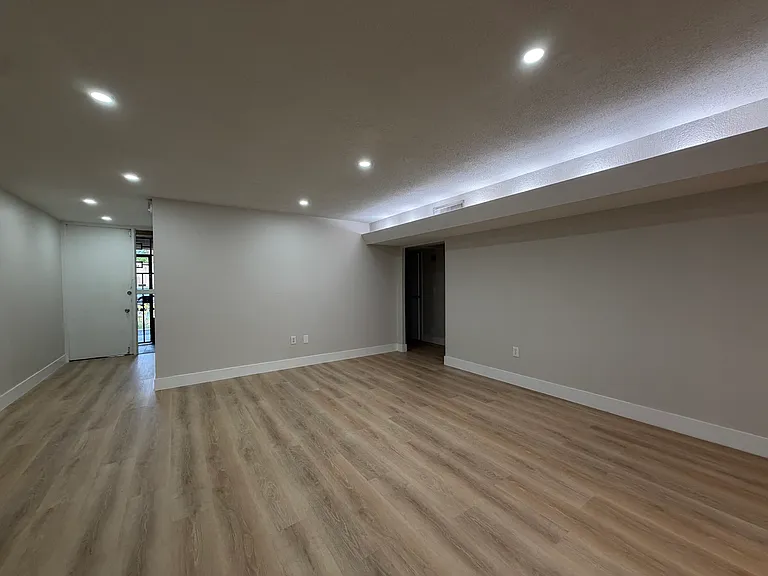 6742 Kingsmoor Way — Photo 4