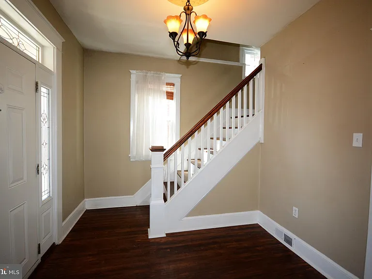 623 Guilford Ave — Photo 3