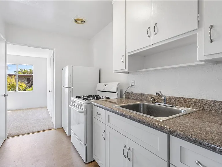 2256 Pacific Ave #G - 2 bedroom | 1 bath | Upper unit — Photo 6