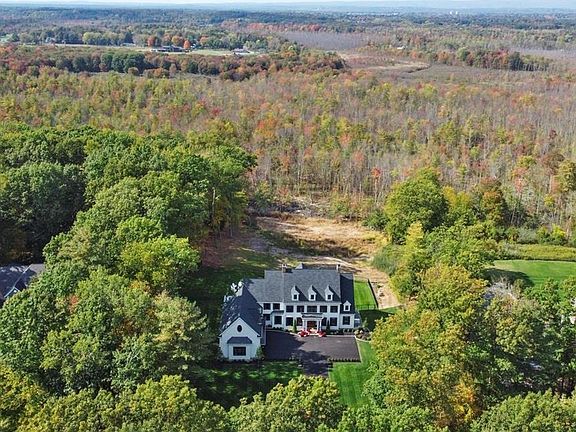3rd image of 15 Winding Brook Dr