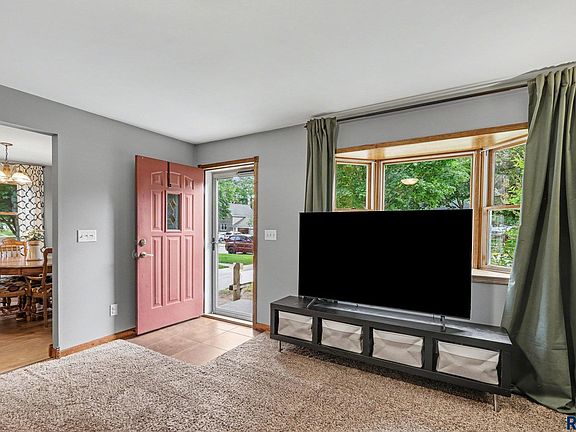 5th image of 920 N Spring St