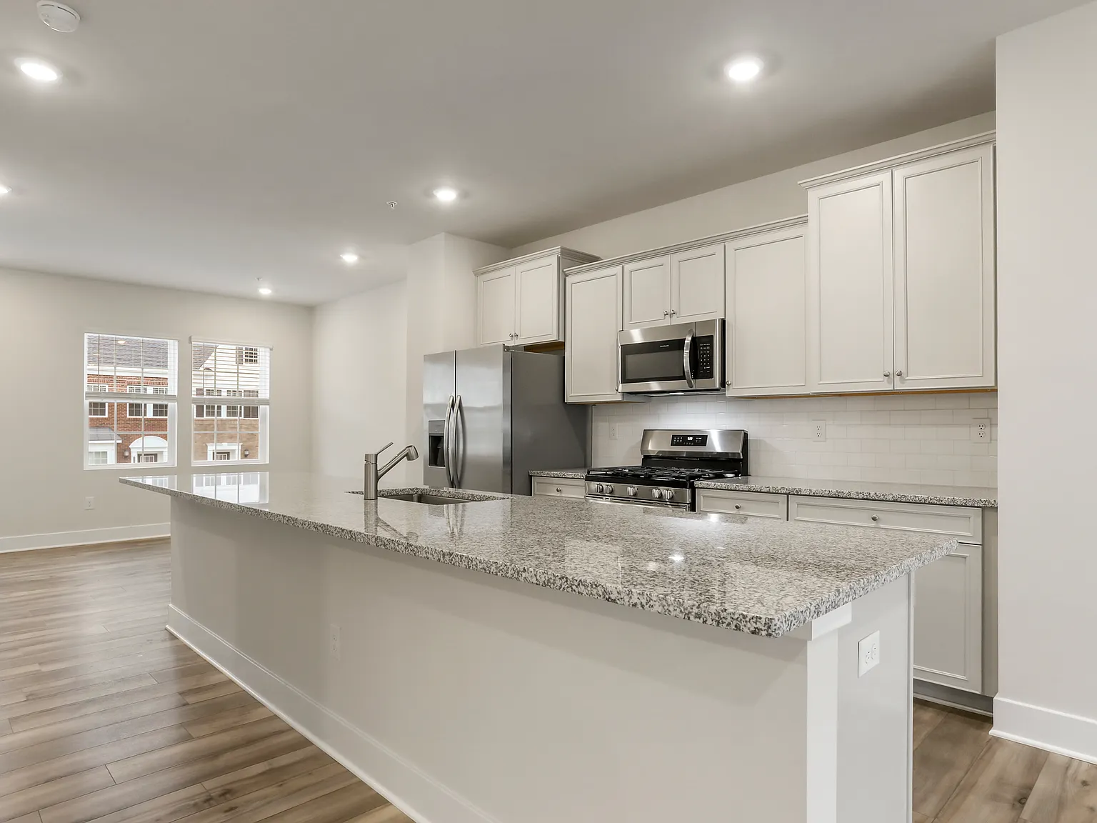 3 bed, 2087 sqft, $2,900 — Photo 2