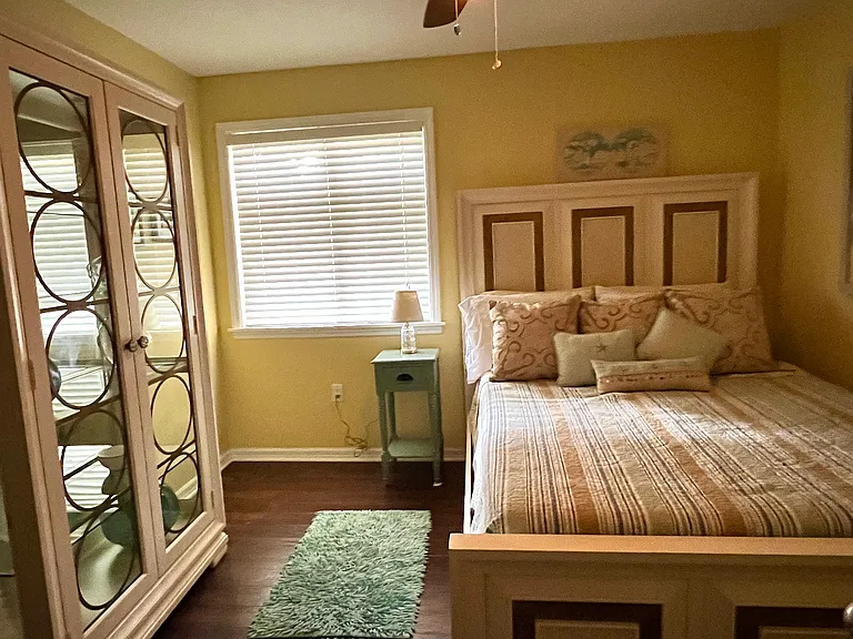 Second bedroom queen bed.
