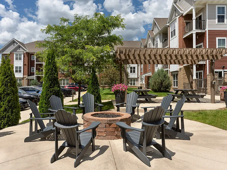 Elan Apartments Outdoor Picnic Area