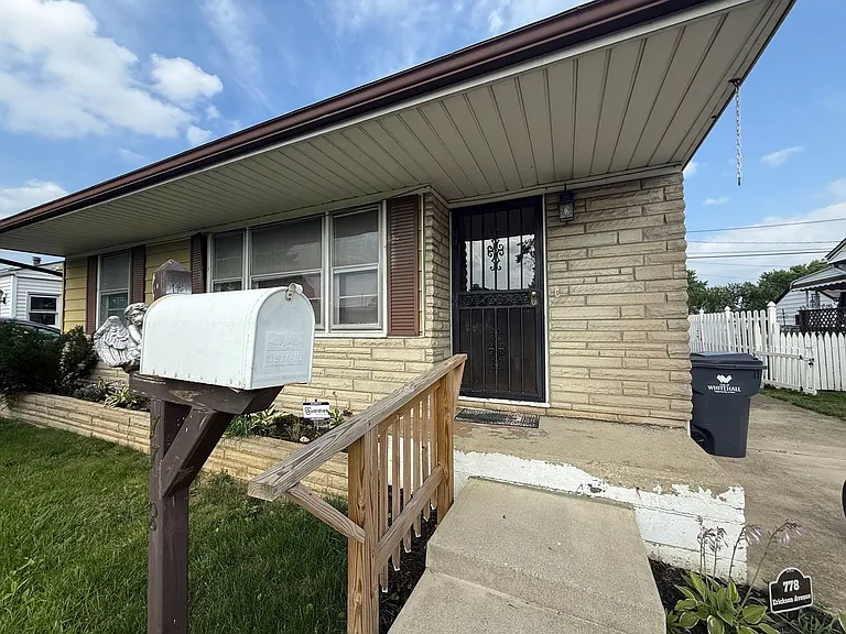778 Erickson Ave — Photo 2