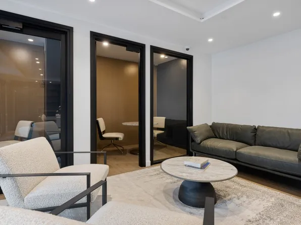 72-01 Queens Boulevard image 27 of 40