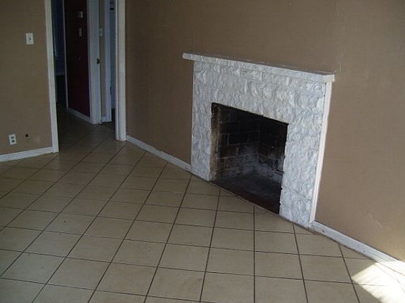 3rd image of 926 E Hunt St